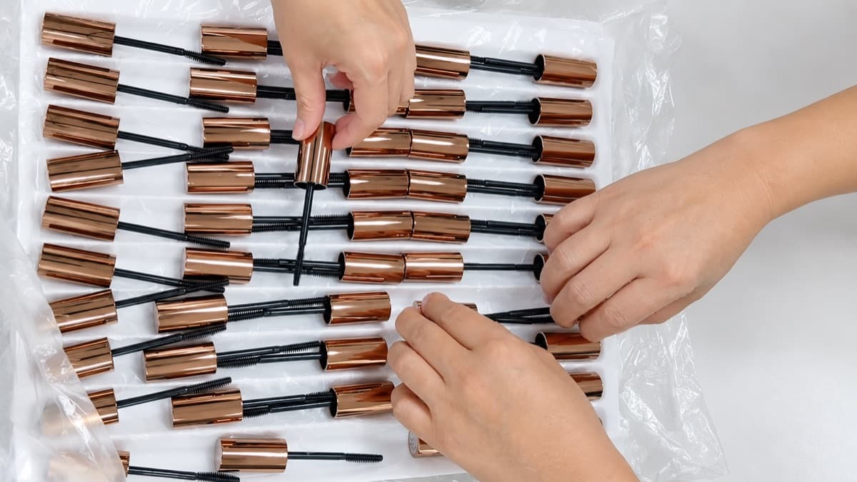 Visual inspection of assembled cosmetic tube components