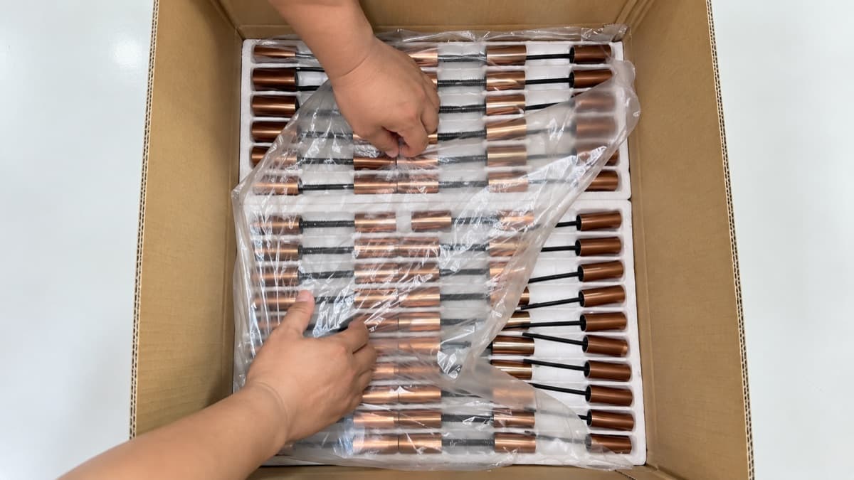 Tray-arranged cosmetic tube components with protective carton packing